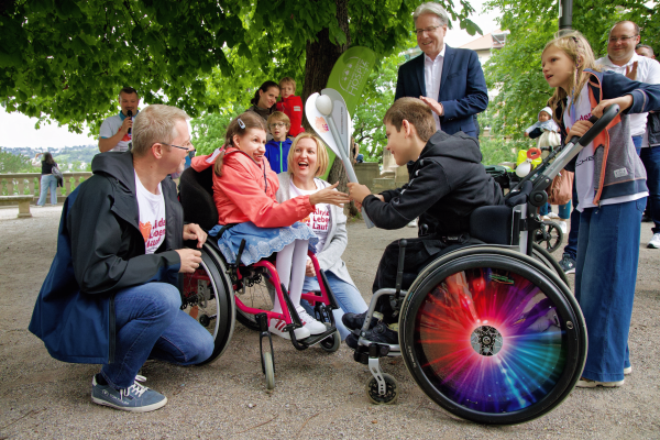 KLL Fakelübergabe Jens an Mädchen